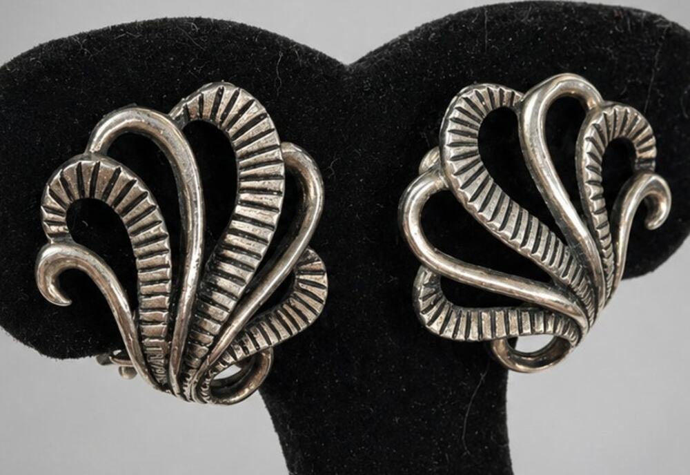 Vintage Star Leaf Fan Clip-on Earrings 1” Designer‎ Silver-tone Textured sc26